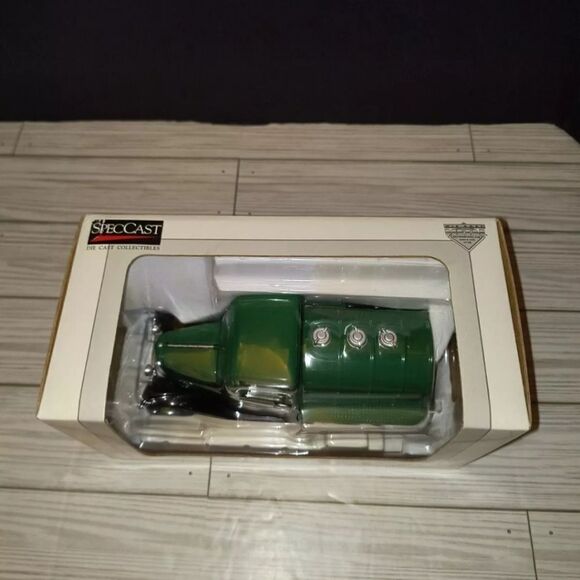 SpecCast Diecast Collectibles Metal 1932 Ford Valvoline Collector Replica Truck - Picture 2 of 10